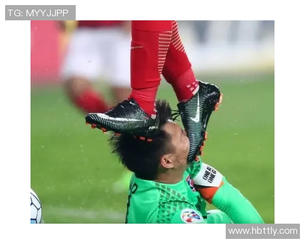 恶劣！海港名将亚冠遭对手鞋钉踩脸，主裁未掏红牌，名记：成心的